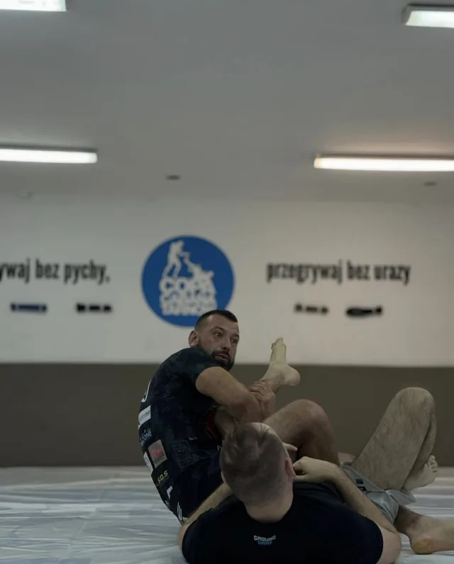 Trening na sali Copacabana Tarnów, w tle motto klubu na ścianie